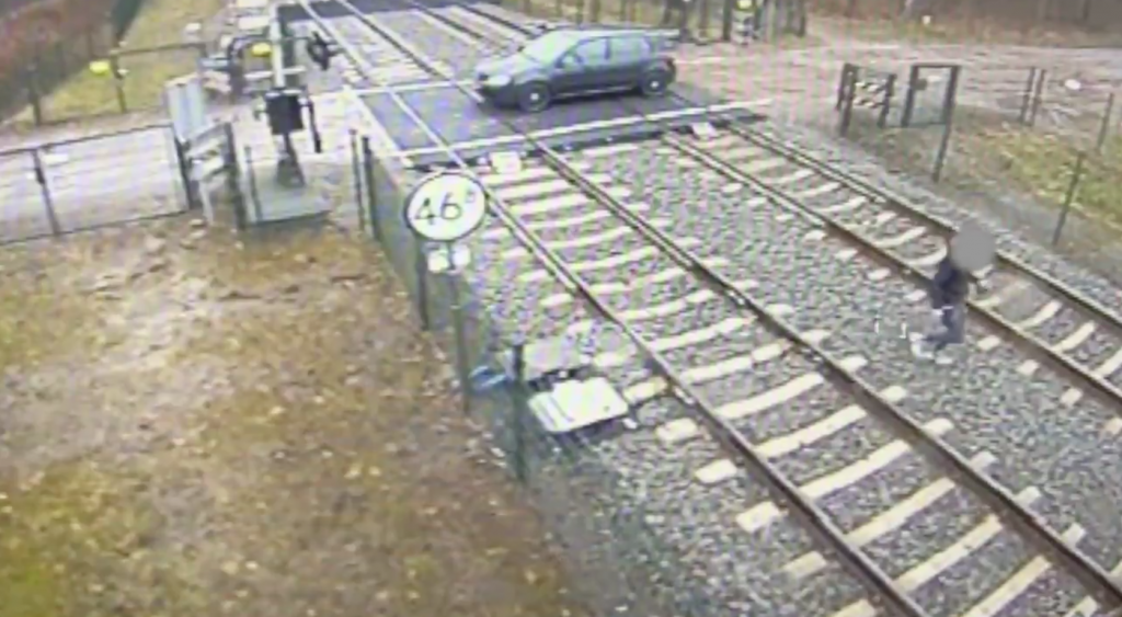 Bizarre video shows motorist risking their life to take photos of a car