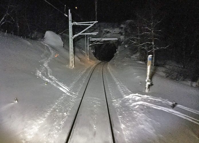 Bane NOR said that the sight of ski tracks in the snow has become a common one for drivers. Picture taken on the Bergen line between Ustaoset and Tunga in December. Photo: Bane NOR.