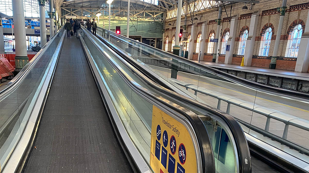 Manchester Piccadilly travelator closed for urgent repairs - Rail UK